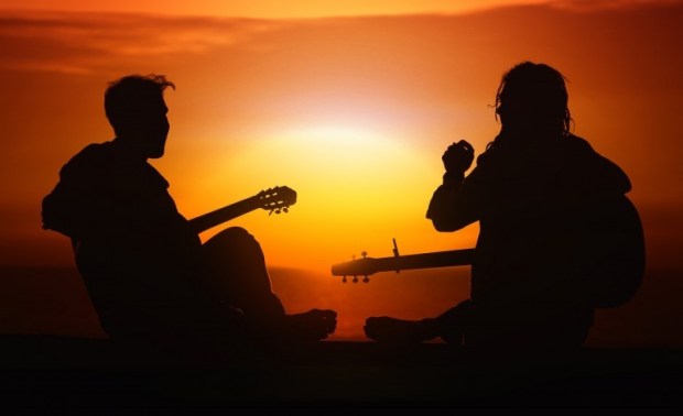 amigos cantando playa