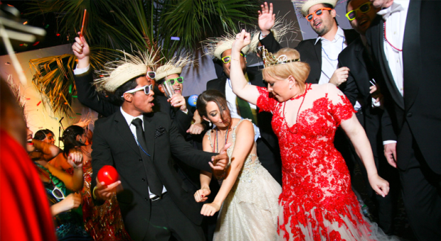 PERSONAS BAILANDO LUJO