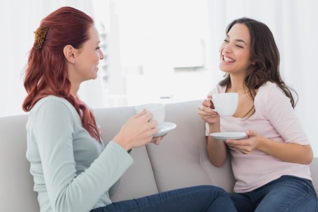 amigas conversando tomando té