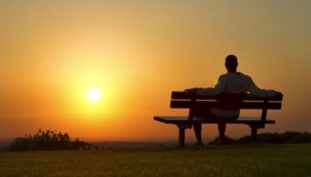 hombre disfrutando de atardecer